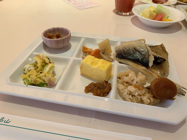 2皿目は飛騨の煮豆、肉じゃが、笹カレイ、塩サバ、鯵、漬物ステーキ、出し巻き玉子、筍の炊き込みご飯、ころいもです。