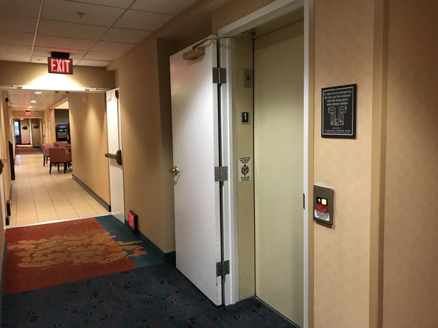 1階エレベーター付近