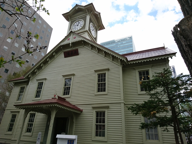 徒歩10分ほどで札幌時計台