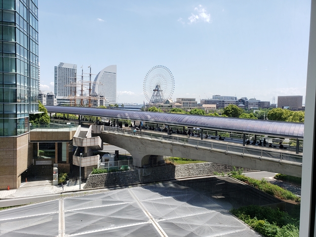 ホテルからランドマークタワーへ繋がる動く歩道