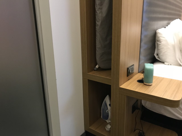 ベッドサイドテーブルアイロン