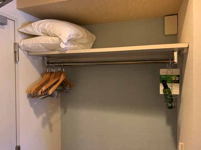 クローゼットはオープンですが、その上部です。