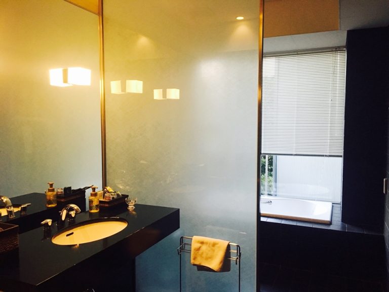 バスルーム入口から全景