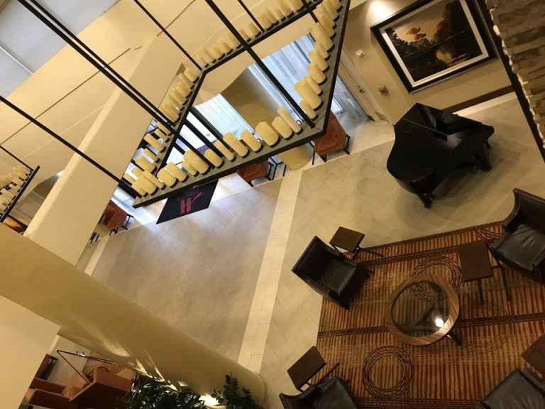 2回廊下から見たフロントロビー