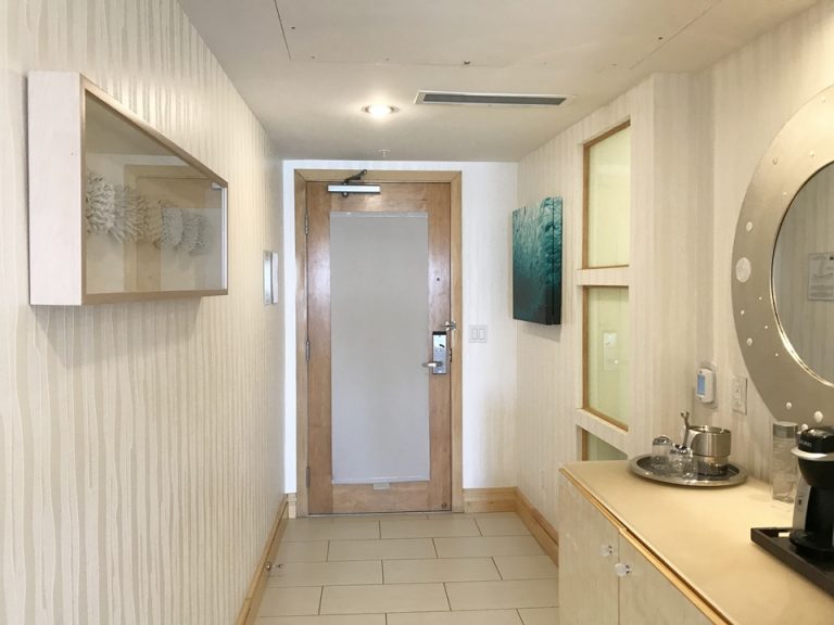 客室内廊下 バーコーナー ドア