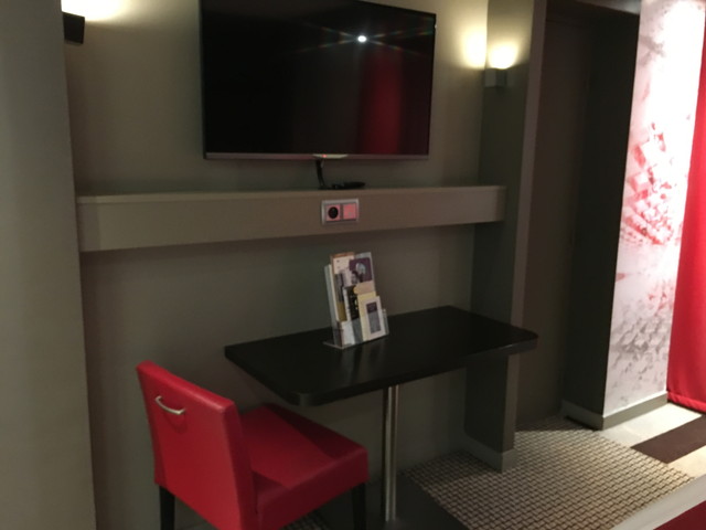 客室 テレビ 机