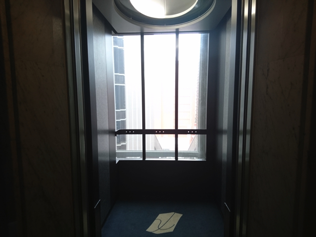 エレベーター中 copy