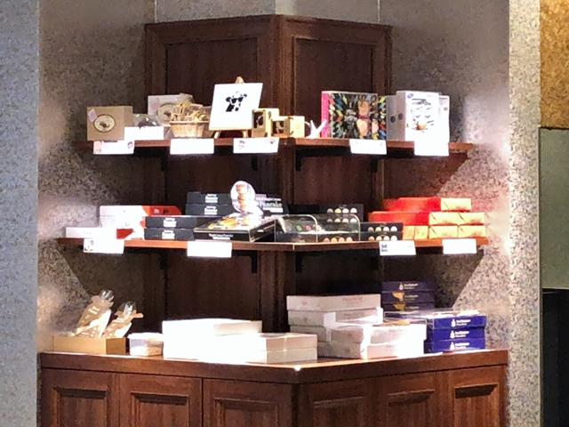 お土産コーナー②(フロント前)