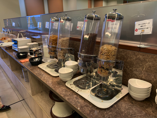 朝食ブッフェ。今回はいただきませんでしたが、フルーツグラノーラ、チョコクリスピー、シリアル、コーンフレークのシリアルも各種ありました。