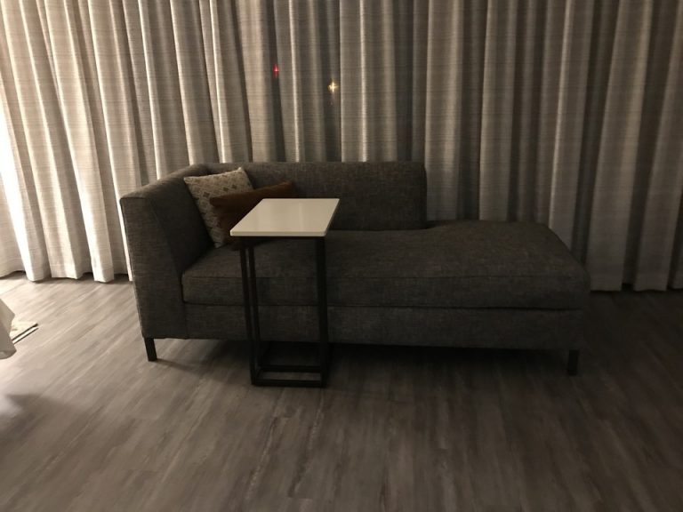 足を伸ばして寝転がってもまだ広いカウチ