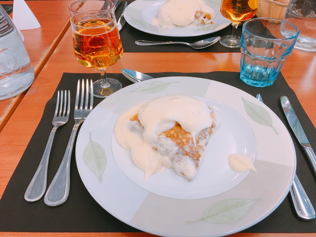 ホテル近くのレストラン(昼食:オムレツ)