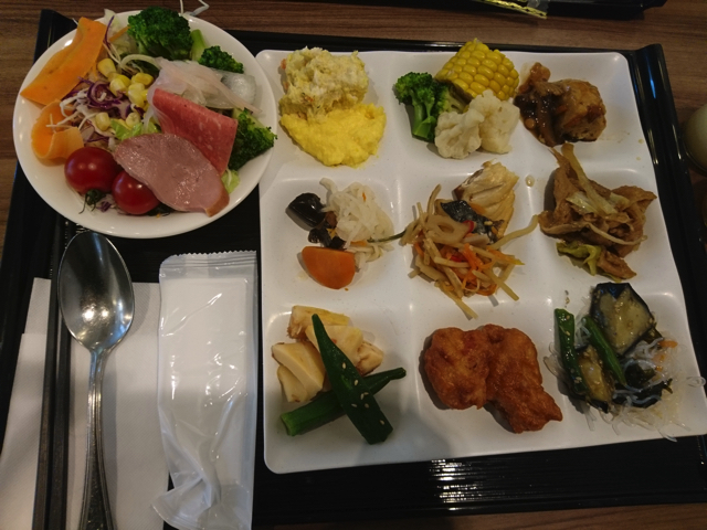 ホテルのウリ80種類の朝食 copy