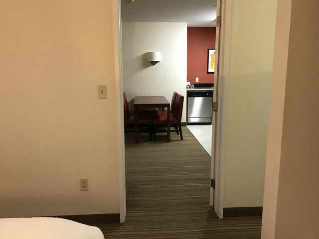 寝室2からリビング方向