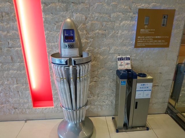 エントランス内の傘の自販機