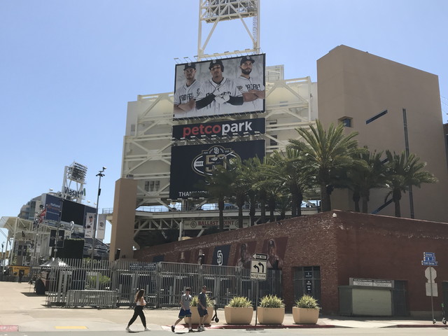 ホテル斜め向こうペトコパーク