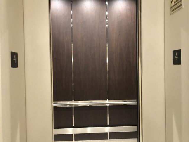 エレベーター内部