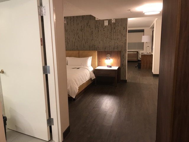 ベットその奥にリビング