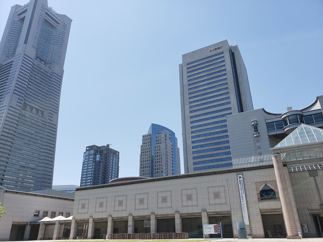 ランドマークタワーを抜けると横浜美術館があります
