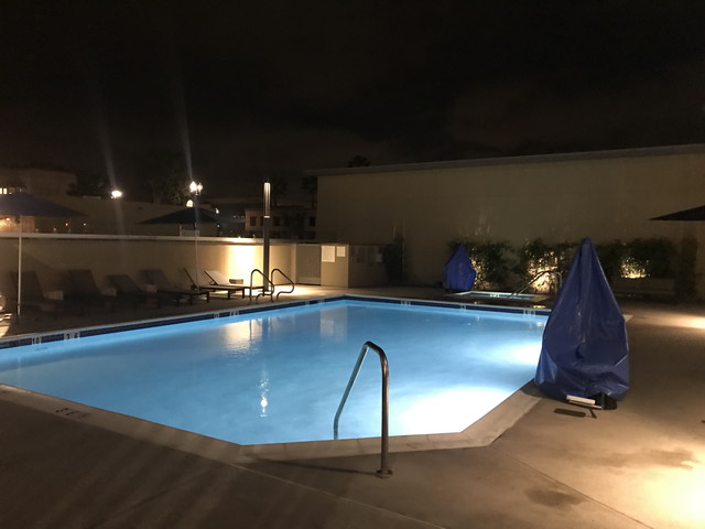 ライトアップされたプール