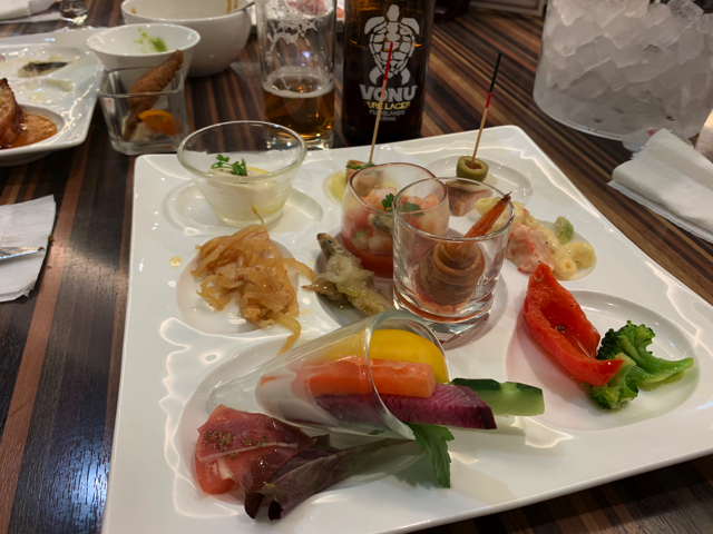 夕食ブッフェ。前菜もひとつひとつが自己主張していて美味しい逸品になっています。ホエー豚のベーコンと辛味噌のピンチョス、あん肝とパイナップルのピンチョス、豆乳と