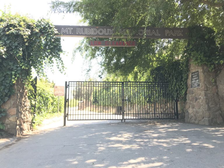 山へのハイキングはここから入っていきます