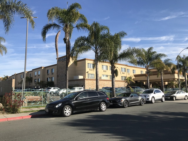 ホテル外観節約する為ストリートパーキングしている人もいる