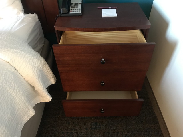 ベッドサイド横にも大きな引き出し