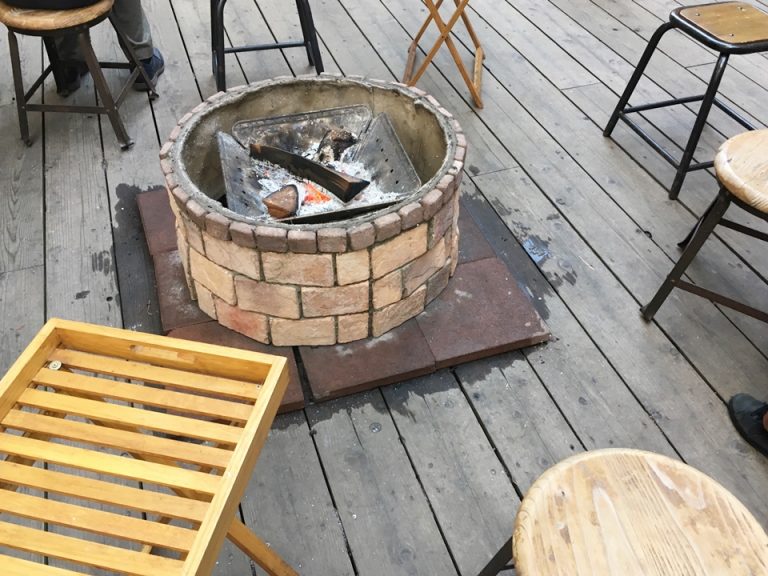 焚き火でマシュマロが焼けます。