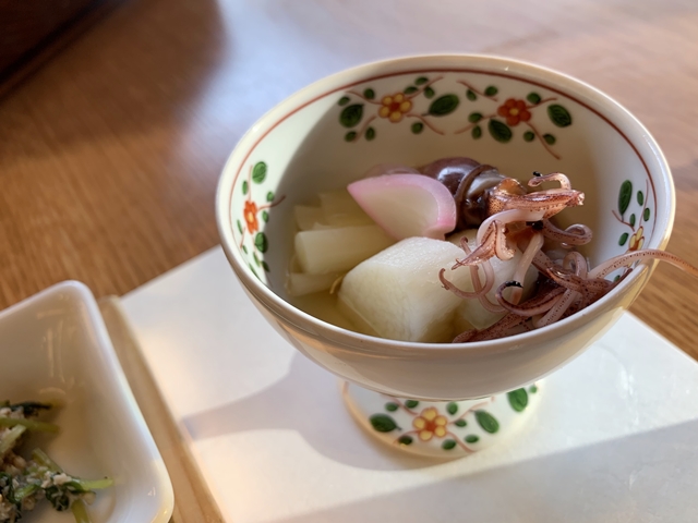 先付はほたる烏賊、うるい、長芋、土佐酢です。