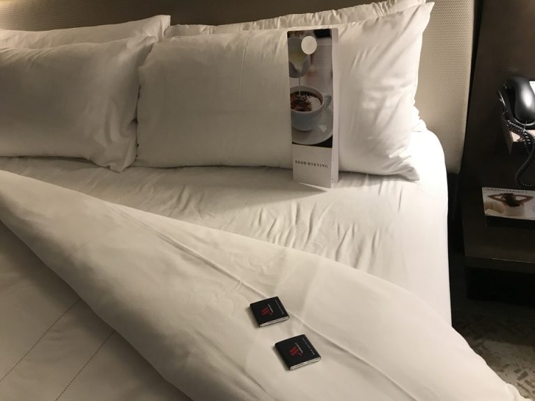 ルームサービス案内とチョコレート