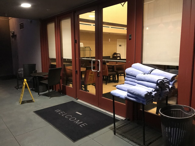 プールからフロントへのアクセス