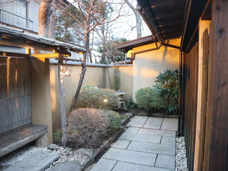 建物入り口までの廊下2