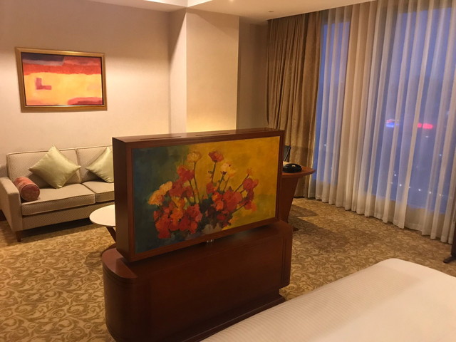 ベッド側から見た部屋 (2)