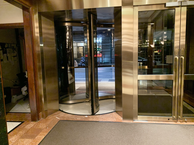 エントランス内観