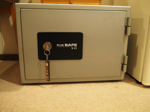 セーフティーボックス 閉じた状態 鍵で開け閉めします copy