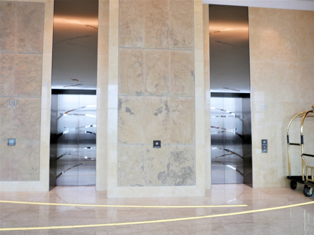 ホールフロント階