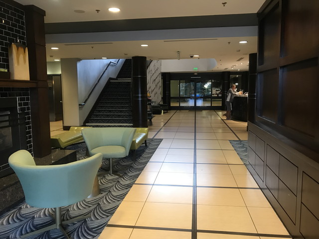 フロントロビー 階段をあがるとプール等がある2階 奥がパーキング側エントランス