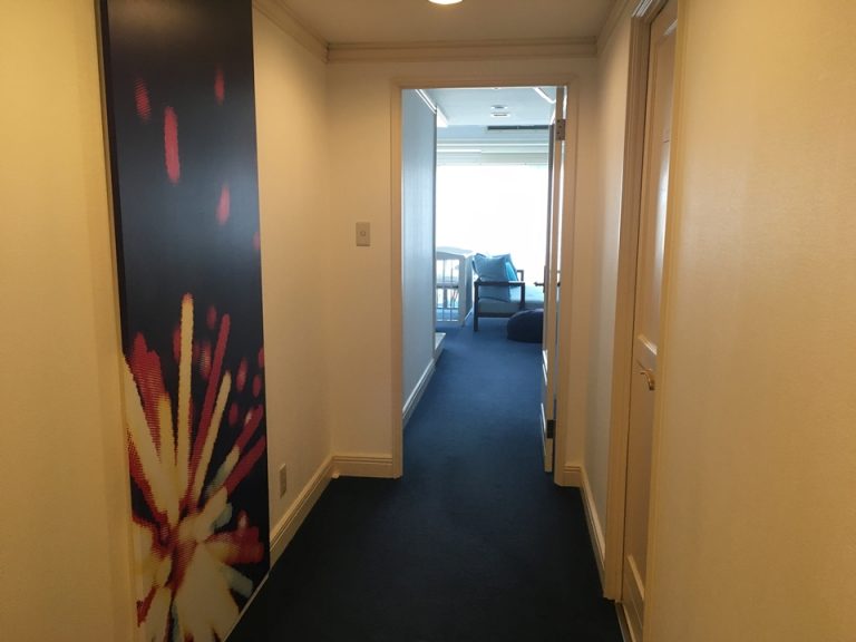 入り口から客室内