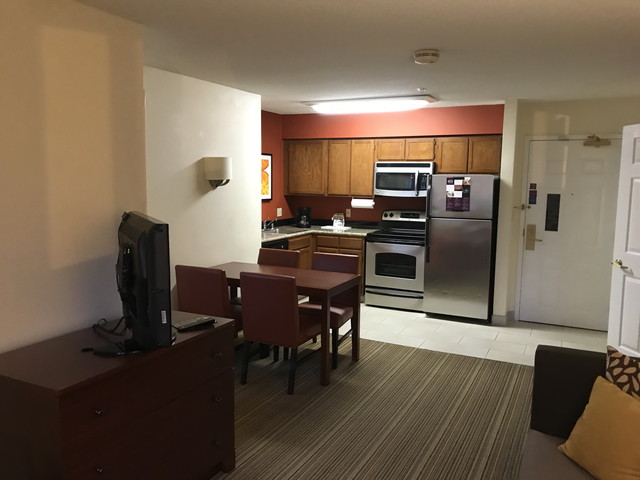 リビング奥窓から入り口ドア方向