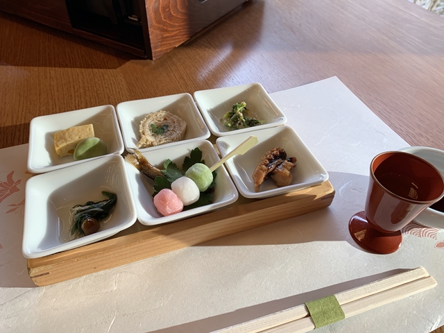前菜は花筏の頃口取り盛り合わせです。