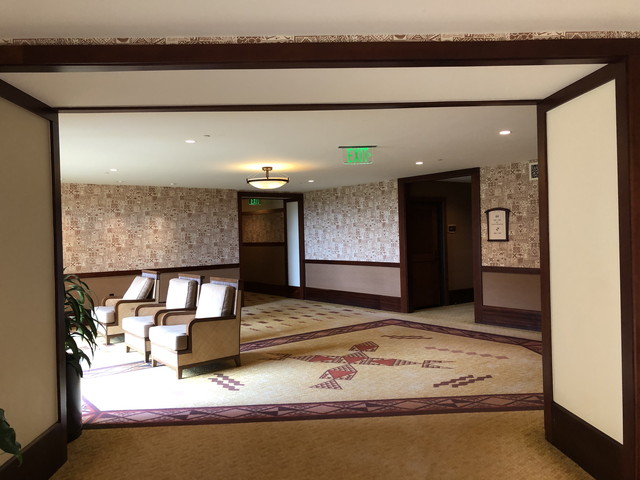 7階エレベーターホールでてすぐ