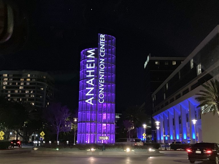 コンベンションセンターサイン 夜
