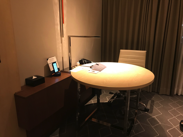 デスクの横にコンセントやfree smartphoneあり