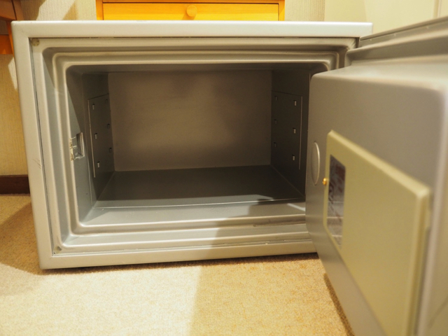 セーフティーボックス 開けた状態 部屋に入って右手の場所に置かれています copy