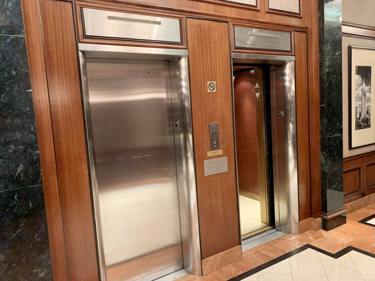 エレベーターホールフロント階