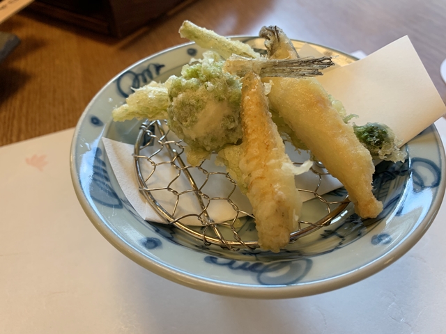 油物は山菜の蕗の薹、こごみ、舞茸と河豚の天ぷらです。