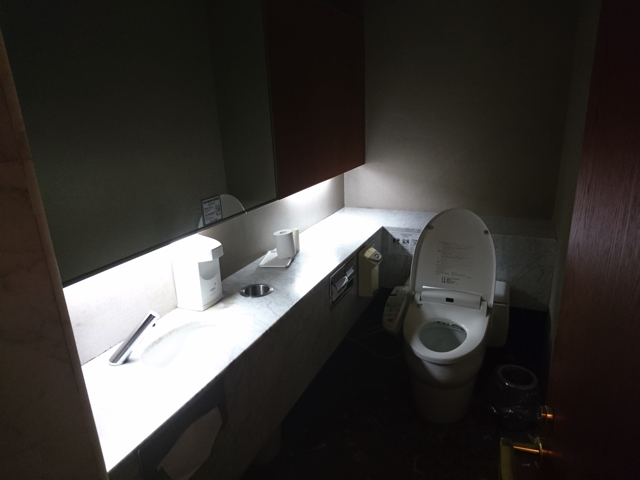 ロビー階女子トイレは個室洗面台付 copy