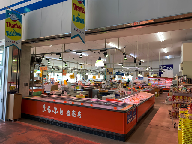 おさかなゾーンでは新鮮な海産物がたくさん並んでいます。