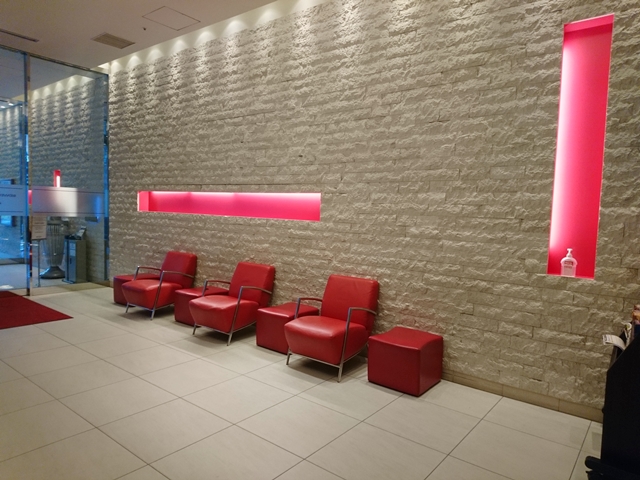 エントランス内の椅子