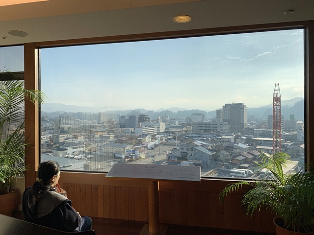 「サミット」のエレベーターホールからの眺望は素晴らしいです。朝陽に輝く高山市街を一望できます。